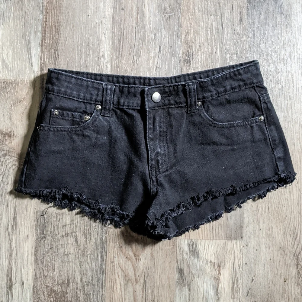 Sexy Raw Hem Shorts Size 26 - Picture 1 of 7